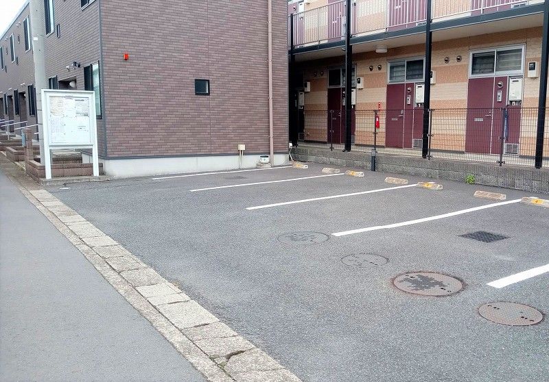 レオネクストラシーヌ弐番館 駐車場