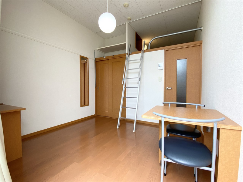 レオパレス東和田 居間