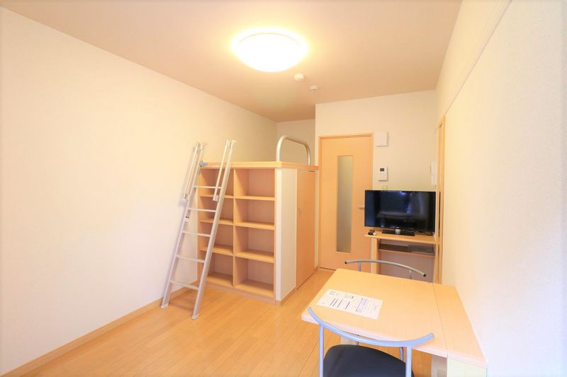 レオパレスエムズコート南丹 居間