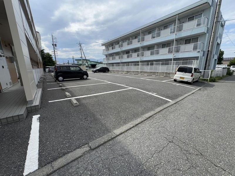 レオパレス野溝 駐車場