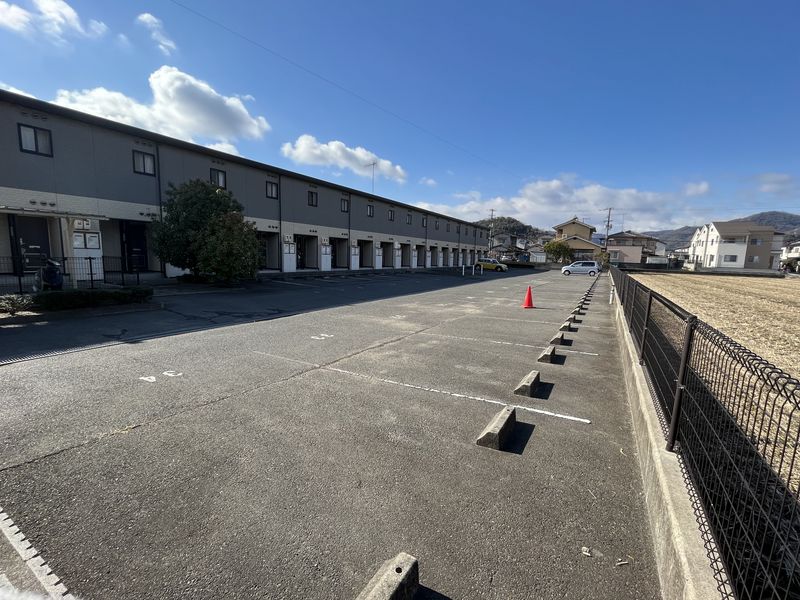 レオパレスメゾン　ジュ　クール 駐車場