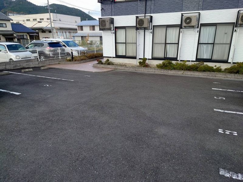 レオパレス青葉 駐車場