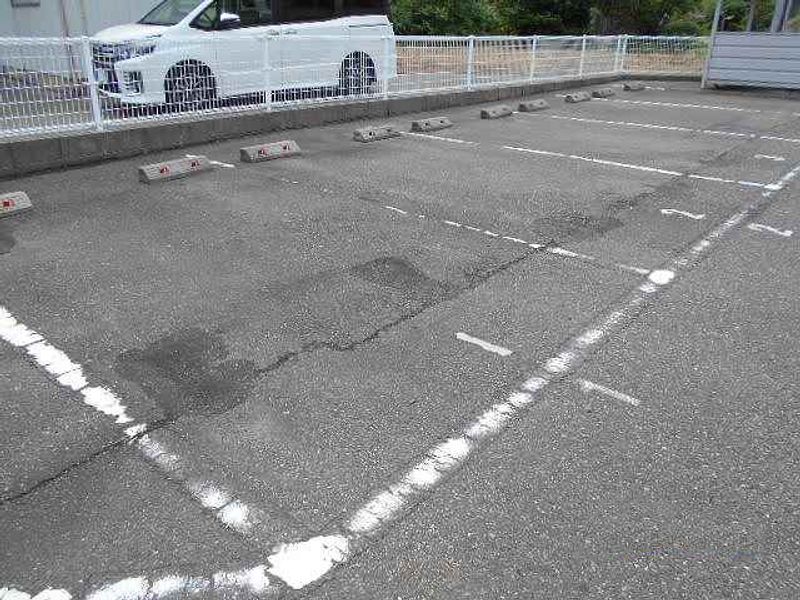 レオネクストイーストＫ 駐車場