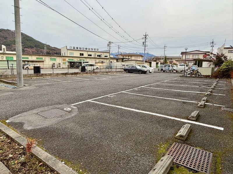 レオパレスエレガンス 駐車場