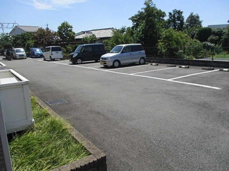 レオパレスウィステリア 駐車場