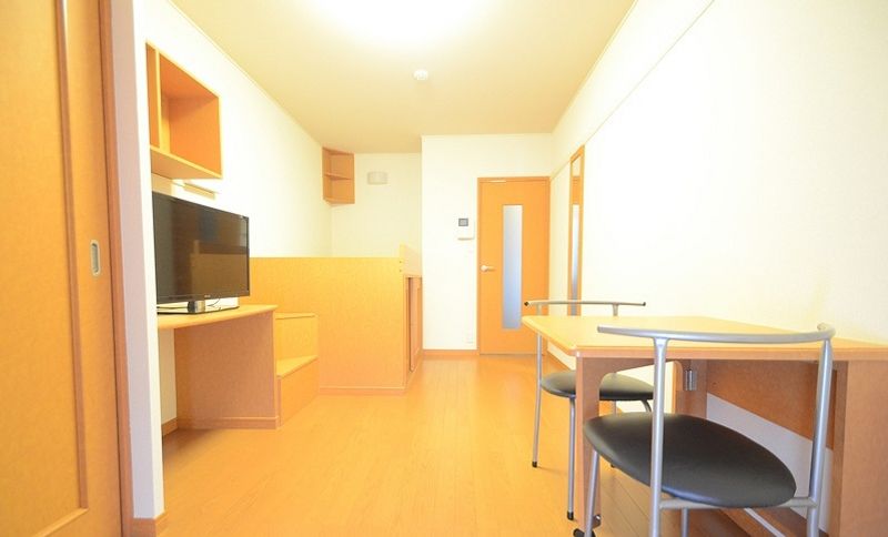 レオパレス栄町 居間