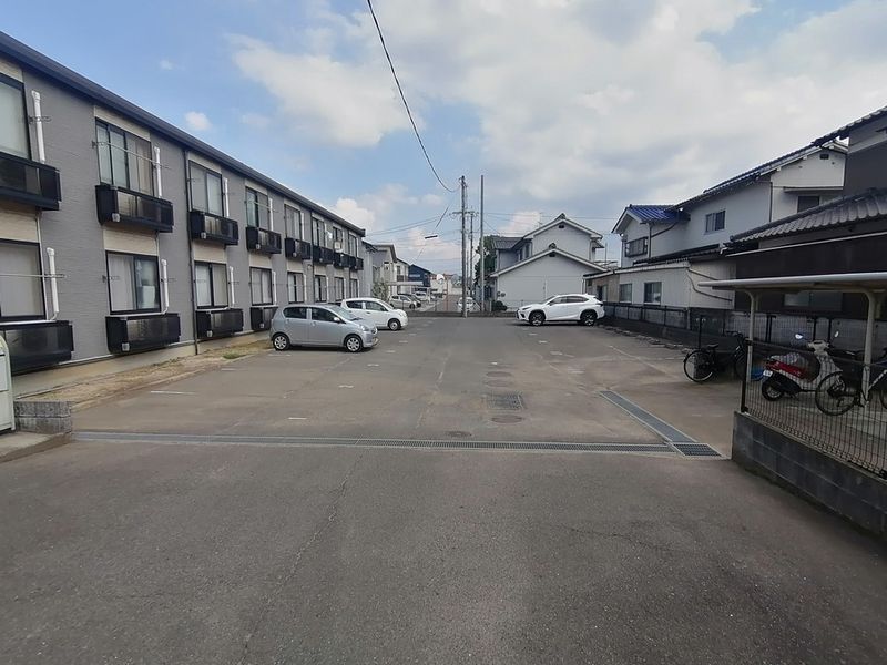 レオパレス連 駐車場