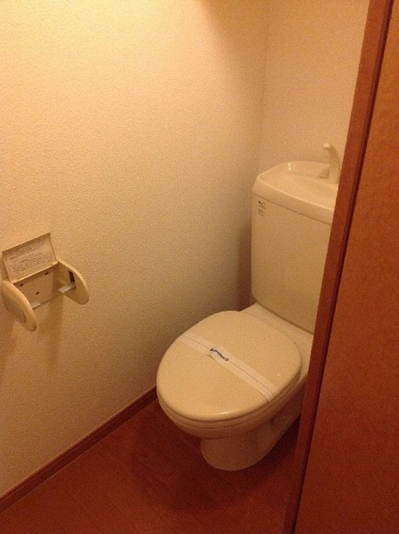 leopalace Socrates Toilet