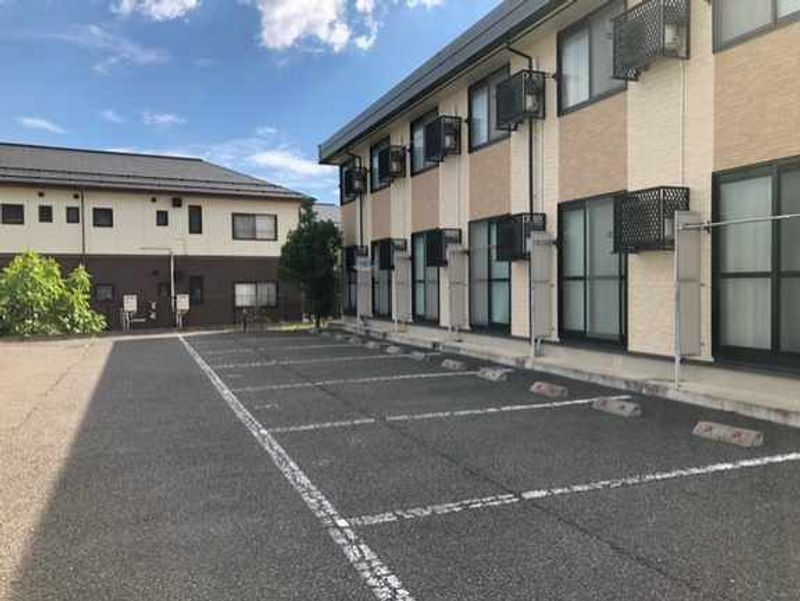 レオパレスロイヤルⅡ 駐車場