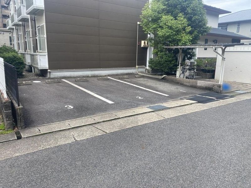 レオパレスヴェルデ高島 駐車場