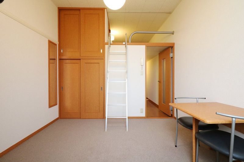 レオパレス八日市 居間