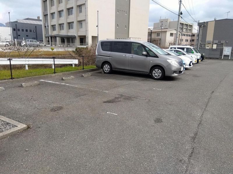 レオパレスソウミ 駐車場