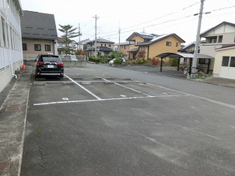 レオパレスニュータウン 駐車場
