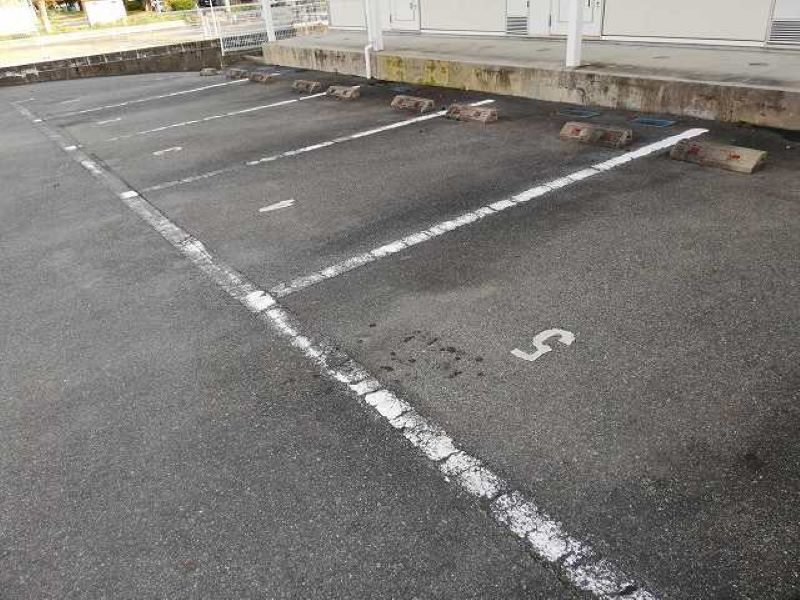 レオパレス長門石 駐車場