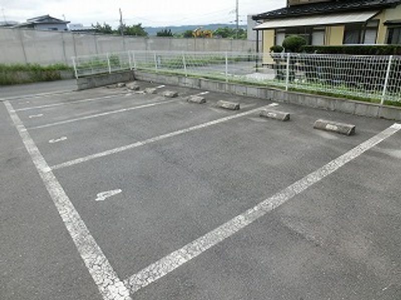 レオパレス西ノ沢 駐車場