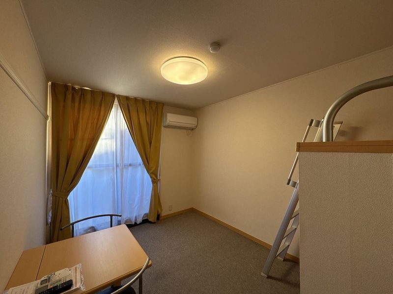 レオパレスサンクフルコート 居間