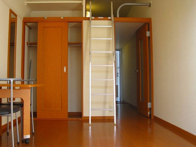 レオパレスラ　テラ 居間