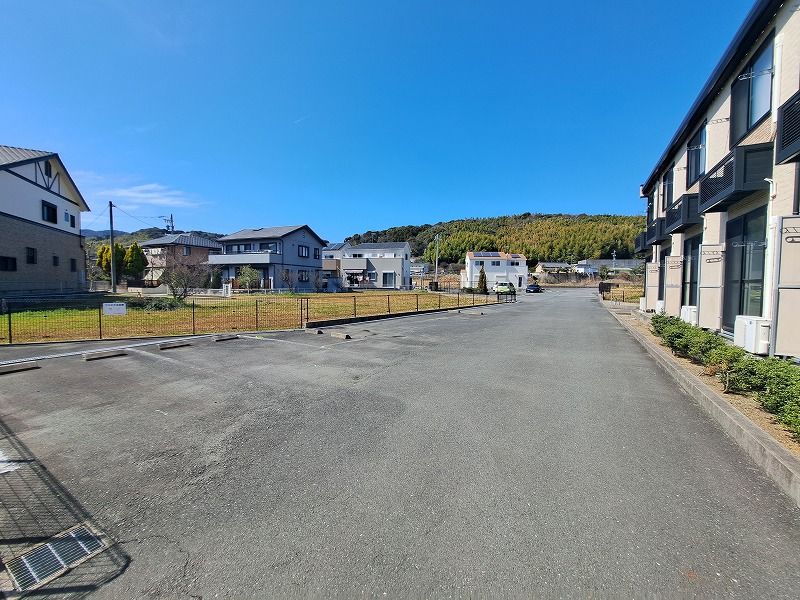 レオパレスブリエ 駐車場