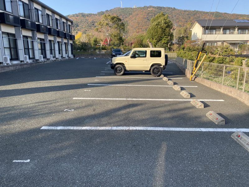 レオパレスファミールつばき 駐車場