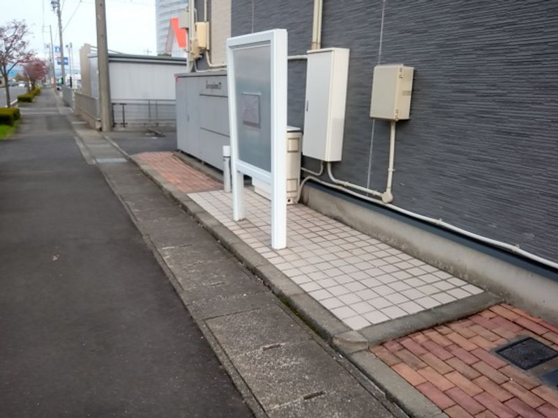 レオパレスプラム　ジュネス エントランス
