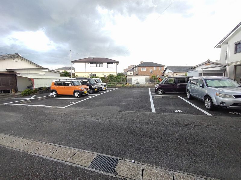 レオパレス駒 駐車場