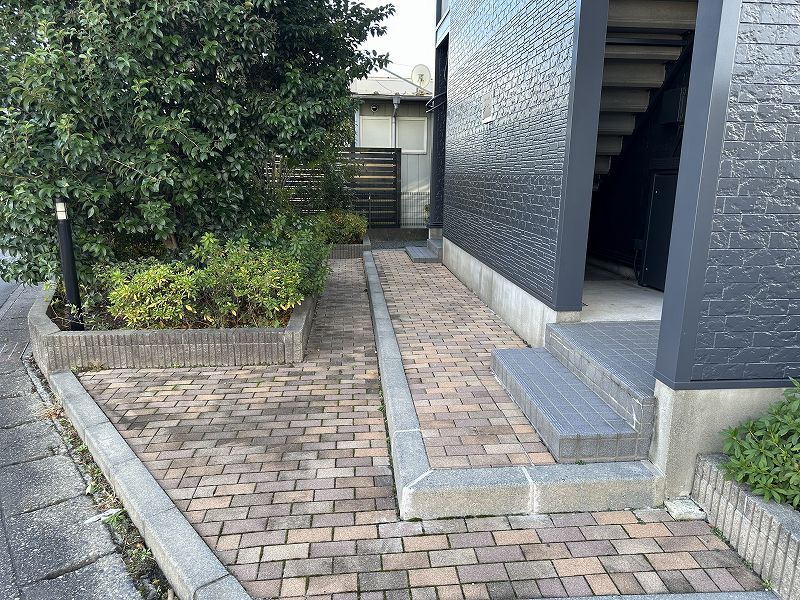 レオパレスわかくさ エントランス