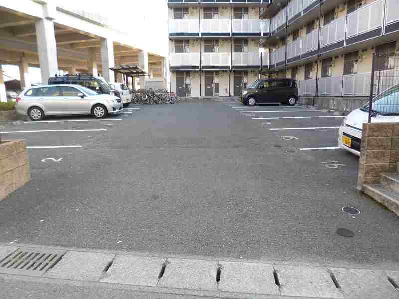 レオパレスシャルム花園 駐車場