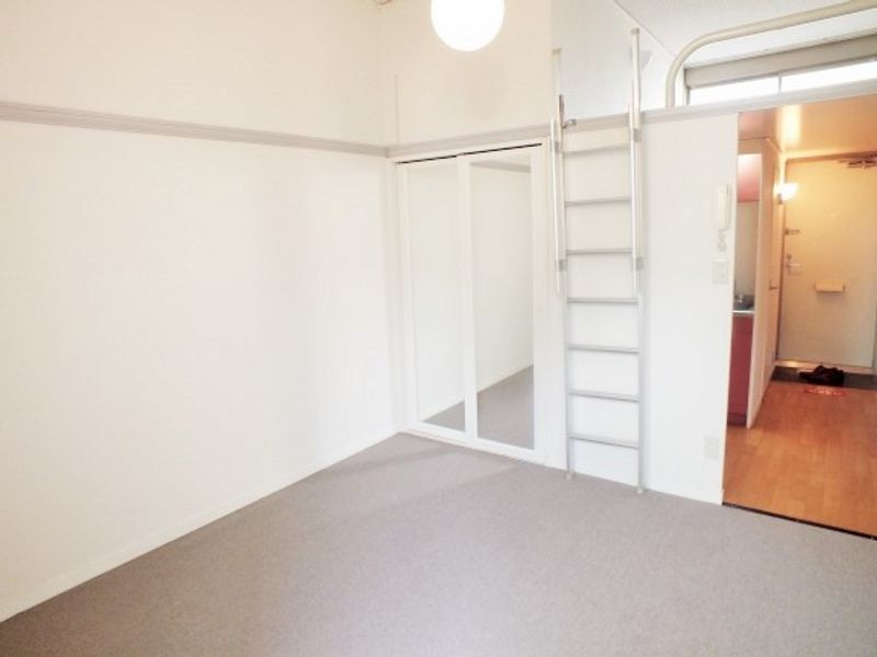 レオパレスユニバーサル　イン 寝室