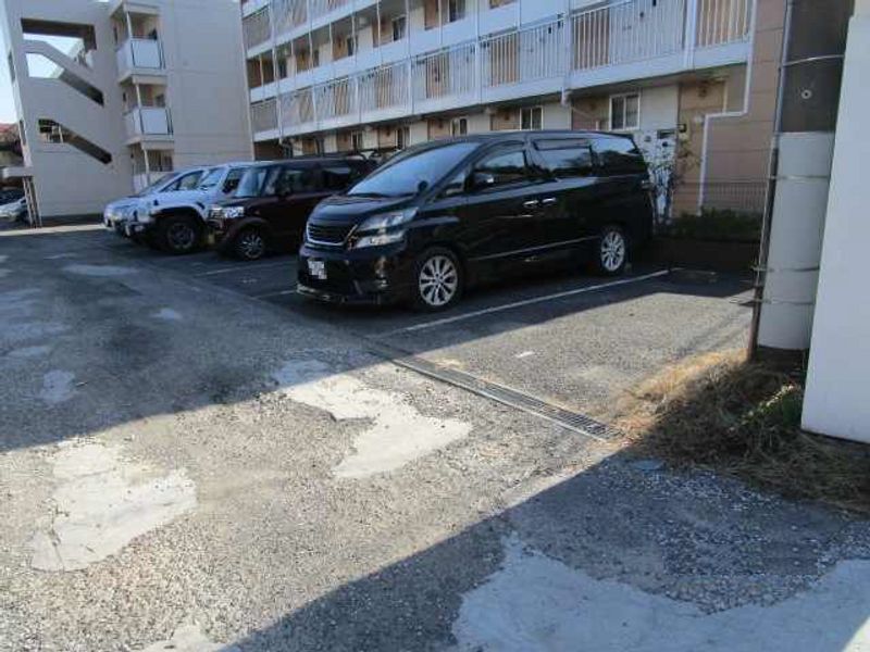 レオパレスグランドゥール 駐車場