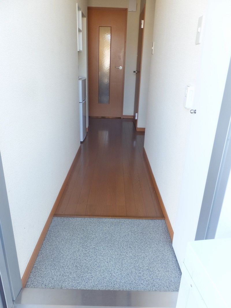 レオパレスひかり 玄関
