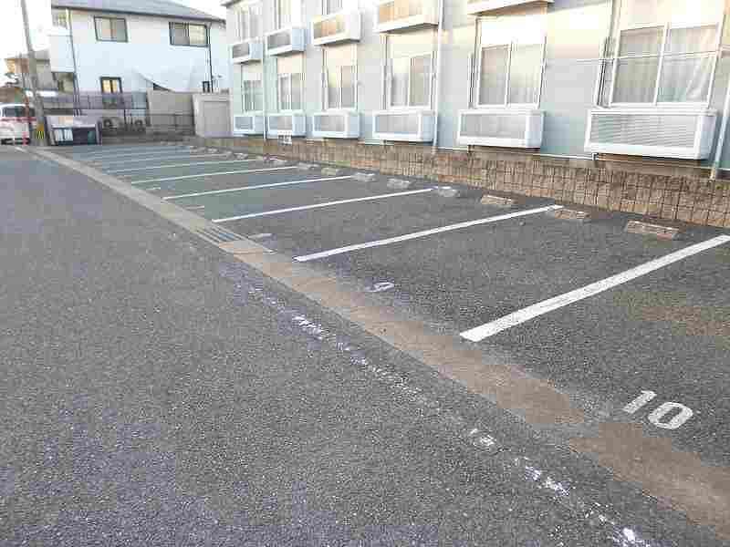 レオパレス光の森 駐車場