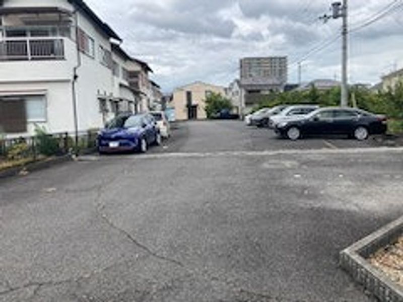 レオパレスエスパールビラ 駐車場