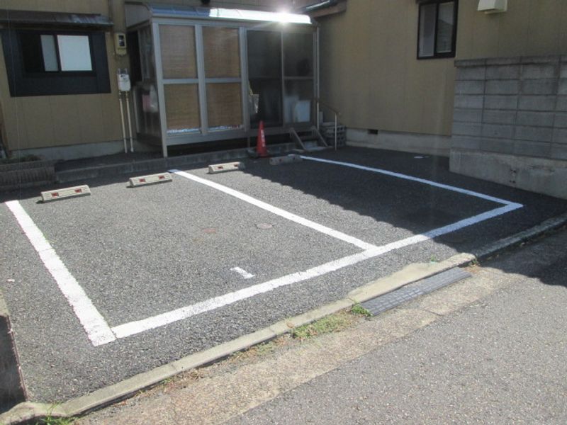 レオパレスコーポ川岸 駐車場