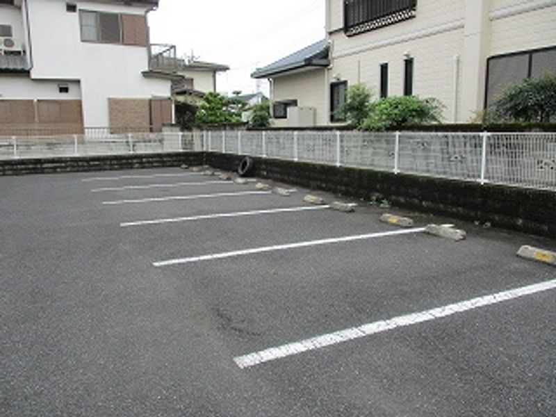 レオパレス椿の宮 駐車場