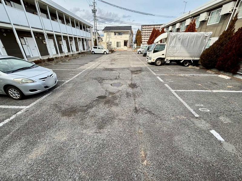 レオパレスブリッシュ西原 駐車場
