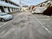 レオパレスブリッシュ西原 駐車場