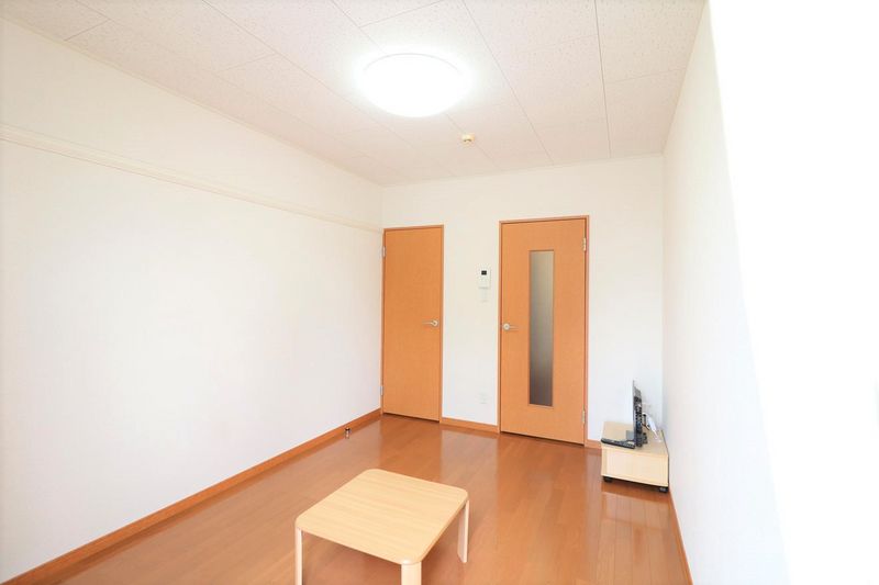 レオパレス吉川 居間