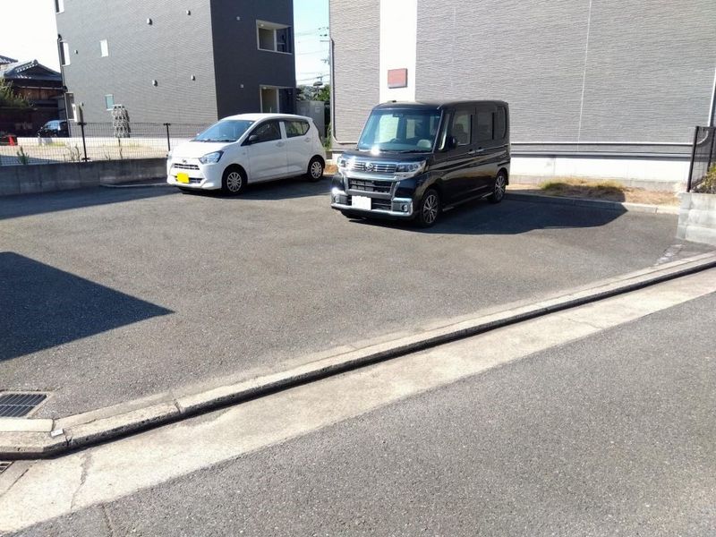 レオパレスカルム大久保 駐車場