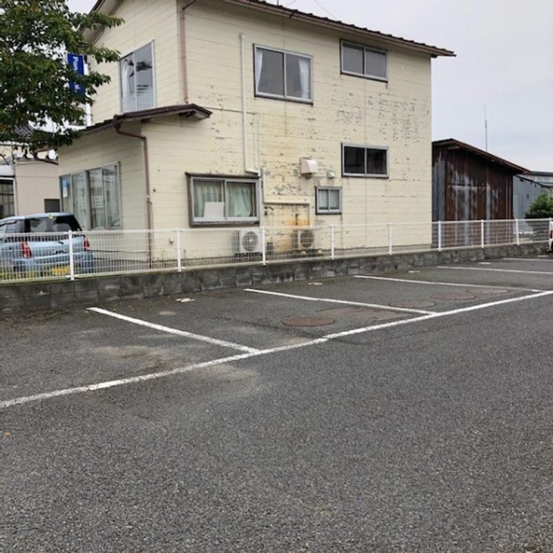 レオパレスポワール 駐車場