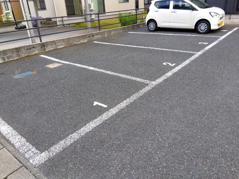 レオパレスヴィレッジ東泉 駐車場