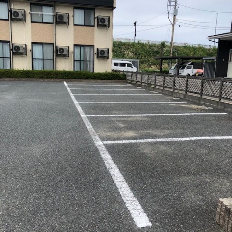 レオパレスプランドール 駐車場