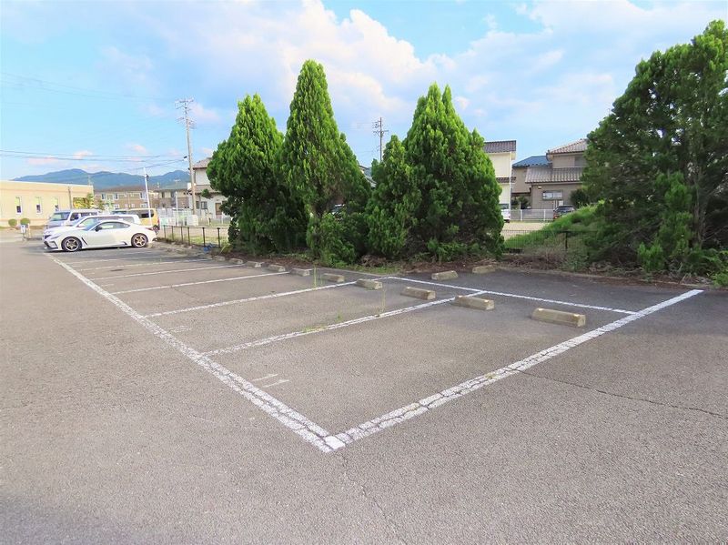 レオパレスエバーグリーンＡ 駐車場