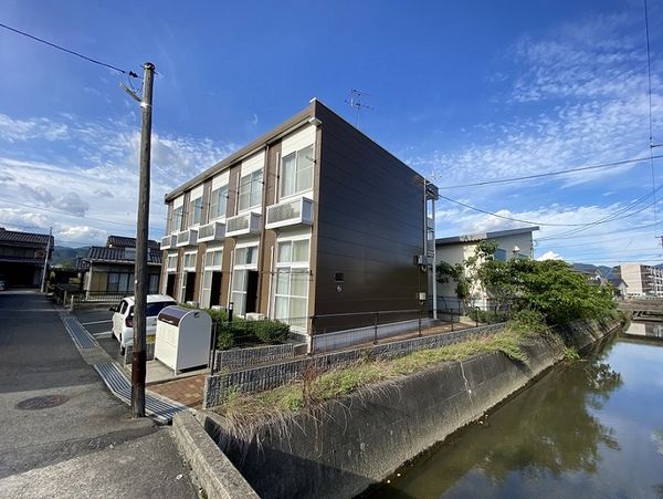 レオパレスアムール田野浦 外観