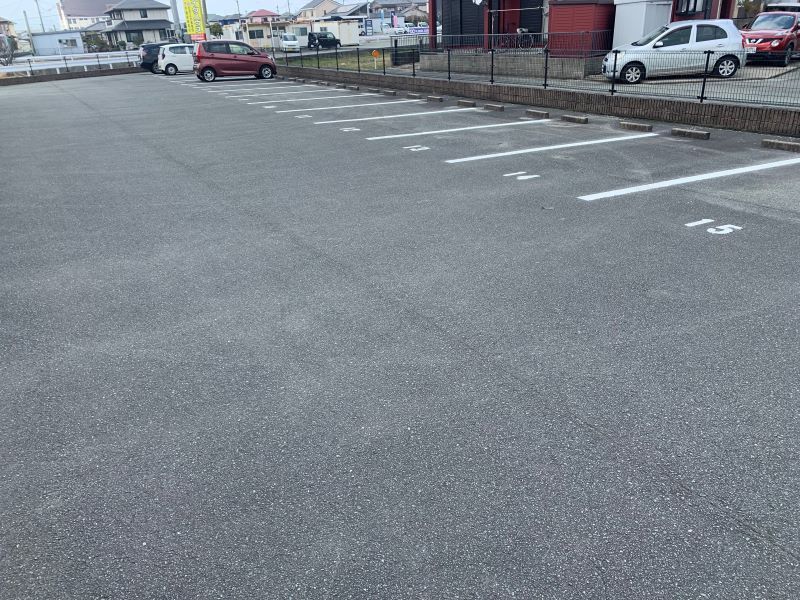 レオパレススリーアーチ 駐車場