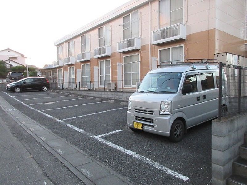 レオパレスα 駐車場