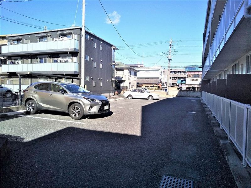 レオパレス光 駐車場