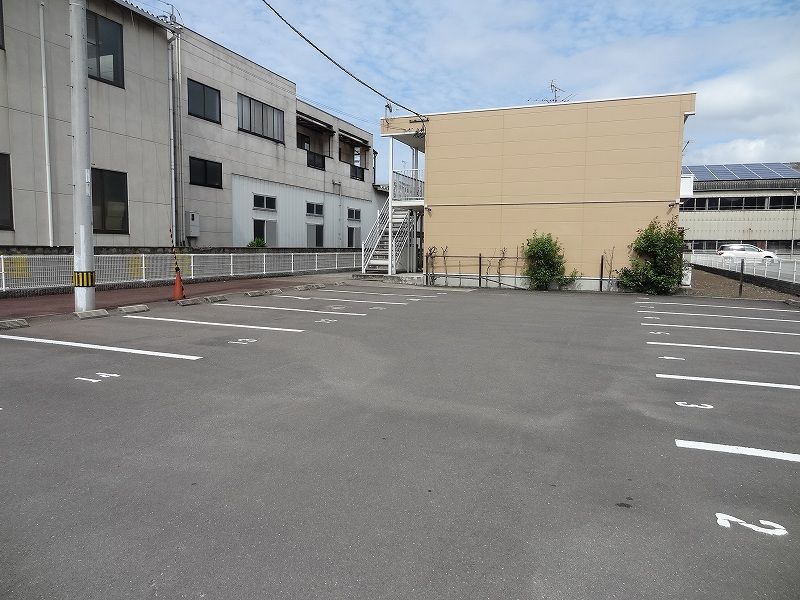 レオパレスプランドール木太 駐車場