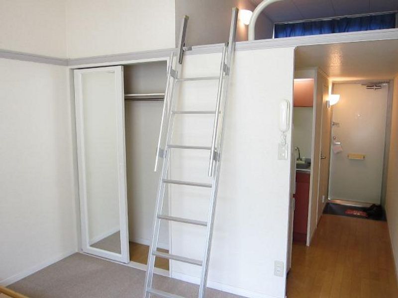 レオパレスシェルムーン 居間