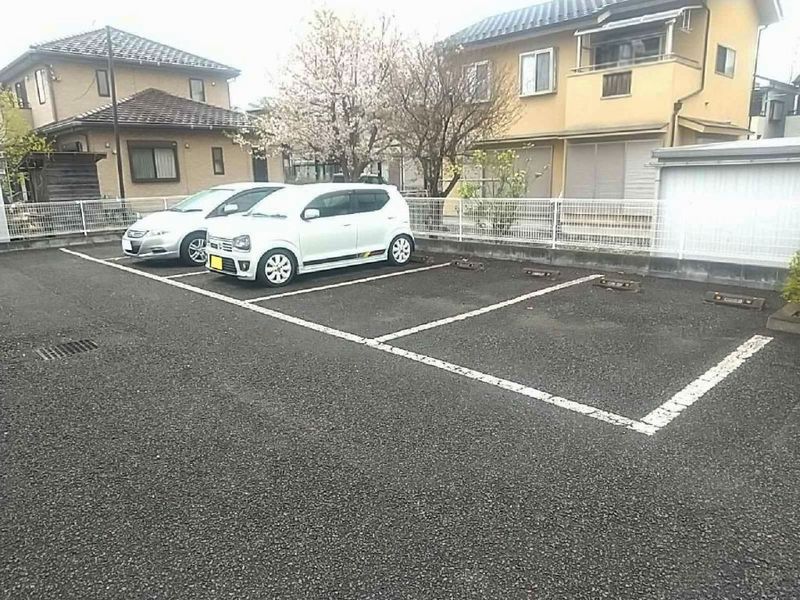 レオパレスカナル 駐車場