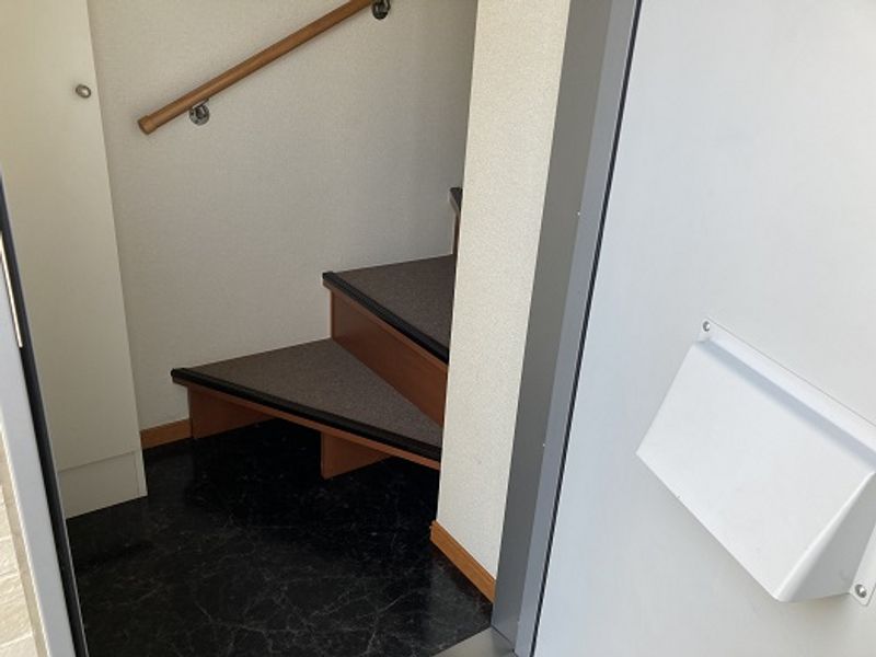 レオパレスオオヒガシ 玄関